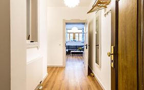Wunderschoene Wohnung In Sanierter Villa! Incl Wifi